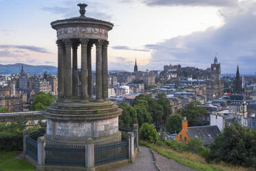 Das Dugald-Stewart-Denkmal auf dem Calton Hill, Edinburgh mit der Skyline der Stadt im Hintergrund, Edinburgh, Schottland, Vereinigtes Königreich, Europa - RHPLF14441