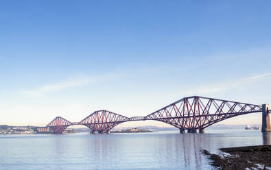 Die Forth Rail Bridge, eine Trägerbrücke aus dem 19. Jahrhundert über die Mündung des Firth of Forth, UNESCO-Weltkulturerbe, Schottland, Vereinigtes Königreich, Europa - RHPLF14444