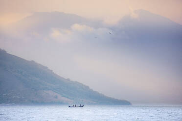 Fischerboot vor der Kulisse des Vulkans Conchagua und des Cerro Cacahuatique, Golf von Fonseca, El Salvador, Zentralamerika - RHPLF14447