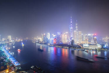 Die beleuchtete Skyline des Stadtteils Pudong in Shanghai mit dem Huangpu-Fluss im Vordergrund, Shanghai, China, Asien - RHPLF14451