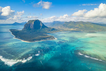 Luftaufnahme von Le Morne Brabant und dem Unterwasser-Wasserfall optische Täuschung und Naturphänomene, Mauritius, Indischer Ozean, Afrika - RHPLF14460