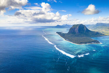 Luftaufnahme eines Berges mit Blick auf den Ozean, Halbinsel Le Morne Brabant, Bezirk Black River, Mauritius, Indischer Ozean, Afrika - RHPLF14461