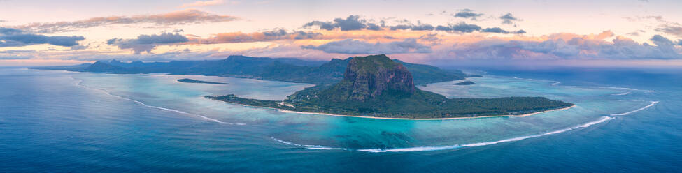 Luftaufnahme der Halbinsel Le Morne Brabant und des Korallenriffs, Bezirk Black River, Mauritius, Indischer Ozean, Afrika - RHPLF14462