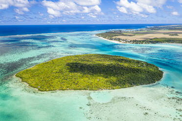 Üppige Vegetation auf dem Atoll Ile aux Aigrettes in der türkisfarbenen Lagune, Luftaufnahme per Drohne, Pointe d'Esny, Mahebourg, Mauritius, Indischer Ozean, Afrika - RHPLF14465