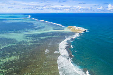 Luftaufnahme mit einer Drohne der historischen Insel Ile au Phare (Ile Aux Fouquets) zwischen Korallenriff und Indischem Ozean, Mahebourg, Mauritius, Indischer Ozean, Afrika - RHPLF14466