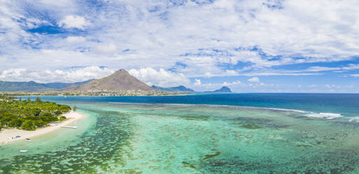 Luftaufnahme des Strandes von Flic en Flac mit dem Dorf Tamaris und dem Berg Le Morne, Black River, Mauritius, Indischer Ozean, Afrika, per Drohne - RHPLF14467