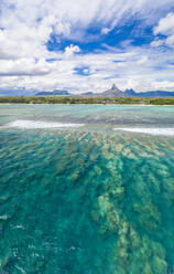 Luftaufnahme des Korallenriffs und des Berges Piton de la Petite Riviere Noire, der den Strand von Flic en Flac umgibt, Black River, Mauritius, Indischer Ozean, Afrika - RHPLF14469