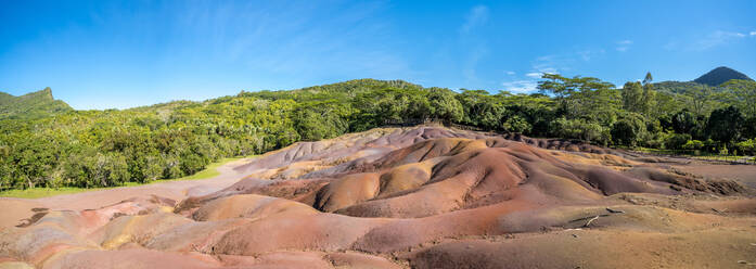 Panoramablick auf den Geopark Siebenfarbige Erde, vulkanische geologische Formationen, Chamarel, Schwarzer Fluss, Mauritius, Indischer Ozean, Afrika - RHPLF14472