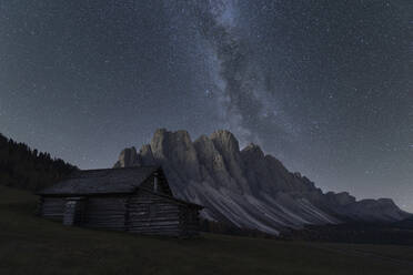 Milchstraße über der Geislergruppe von der Gampen Alm aus gesehen, Funes Tal, Dolomiten, Provinz Bozen, Südtirol, Italien, Europa - RHPLF14476