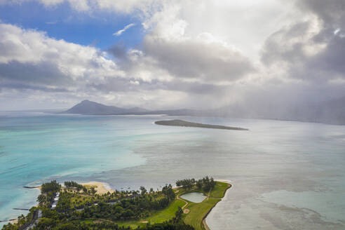 Luftaufnahme einer Drohne der Insel Ile aux Benitiers vom Golfplatz des Luxusresorts La Gaulette, Le Morne, Mauritius, Indischer Ozean, Afrika - RHPLF14478
