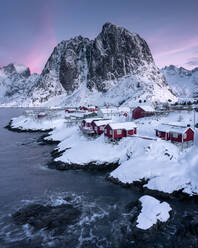 Rorbuer Fischerhütten im Schnee, Hamnoy, Moskenesoya, Lofoten Inseln, Nordland, Norwegen, Skandinavien, Europa - RHPLF14479