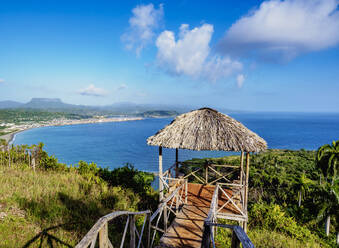 Blick über die Bahia de Miel auf die Stadt und den Berg El Yunque, Baracoa, Provinz Guantanamo, Kuba, Westindien, Karibik, Mittelamerika - RHPLF14484