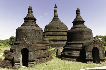 Drei Stupas des Ratanabon-Tempels mit klarem blauem Himmel dahinter, Mrauk U, Rakhine, Myanmar (Burma), Asien - RHPLF14523