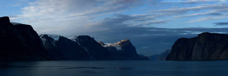 Von Gletschern geformte Bergkette, Eingang zum Sam Ford Fjord, Nunavut und Nordwest-Territorien, Kanada, Nordamerika - RHPLF14529