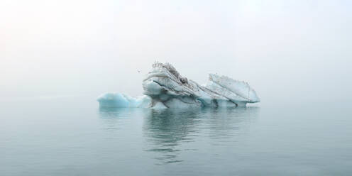 Panoramabild eines von Wind und Wasser geformten Eisbergs, Nunavut und Nordwest-Territorien, Kanada, Nordamerika - RHPLF14551