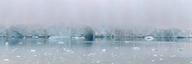 Gletscherwand im frühen Morgennebel, Nunavut und Nordwest-Territorien, Kanada, Nordamerika - RHPLF14552