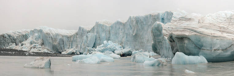 Panoramabild einer Gletscherwand mit Zodiacfahrt zwischen den Eisbergen, Nunavut und Nordwest-Territorien, Kanada, Nordamerika - RHPLF14554