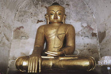 Goldene Buddha-Statue im Ananda-Tempel in Bagan - CAVF77173