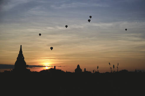 Heißluftballons bei Sonnenaufgang über den Tempeln in Bagan, Myanmar - CAVF77175