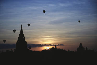Heißluftballons bei Sonnenaufgang über den Tempeln in Bagan, Myanmar - CAVF77176