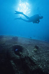 Ein Taucher schwimmt vor einem Schiffswrack auf der Isle Saint Marie, Madagaskar. - CAVF77212