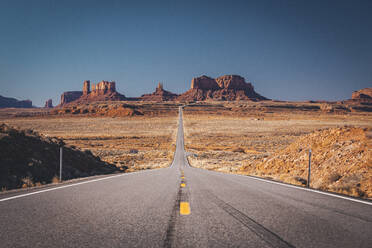 Straße bei Forrest Gump Point, Monument Valley - CAVF77232