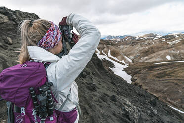 Fotografin in der Nähe von Landmannalaugar - CAVF77328