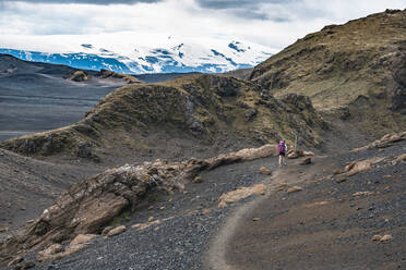 Wanderin auf dem Laugavegur-Pfad - CAVF77336