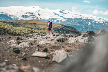 Famle Backpacker auf dem Laugavegur Trail bei Thorsmork - CAVF77339