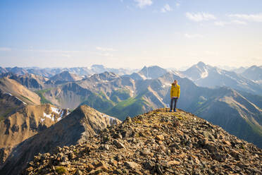 Wanderer auf dem Gipfel des Mt. Brewer in den Purcell Mountains - CAVF77367