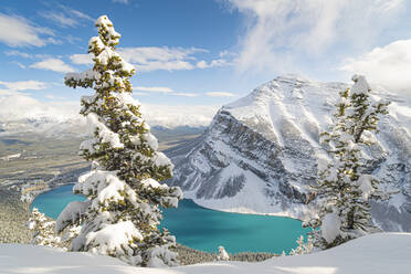 Verschneiter Lake Louise, Banff, Albert, Kanada - CAVF77368