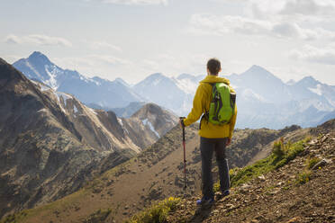 Wanderer auf Wanderer in der Nähe des Gipfels des Mt. Brewer in den Purcell Mountains - CAVF77369