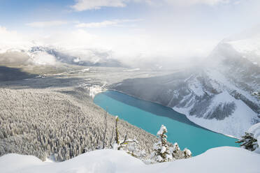 Verschneiter Lake Louise, Banff, Alberta, Kanada - CAVF77370