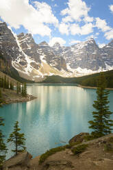 Zehn Zinnen spiegeln sich im Moraine Lake, Banff - CAVF77373