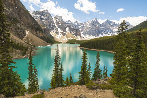 Ten Peaks reflected in Moraine Lake, Banff stock photo