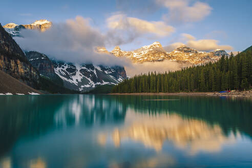 Ten Peaks spiegelt sich im Moraine Lake, Banff AB - CAVF77378