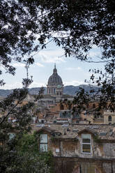 Italien, Rom, Altstadthäuser mit der Kirche San Carlo al Corso im Hintergrund - HLF01227