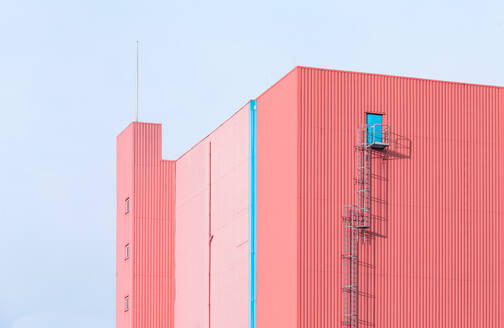 Rosa Gebäude gegen Himmel - EYF01292