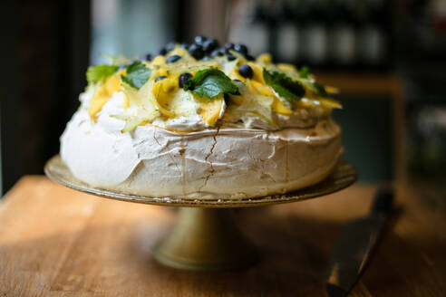 Nahaufnahme von Pavlova-Kuchen auf dem Tisch - EYF01295