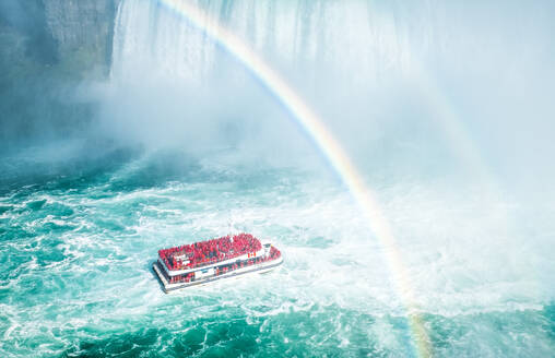 High Angle View of Double Regenbogen über Kreuzfahrtschiff im Meer - EYF01341