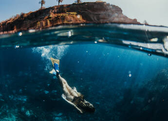 High Angle View Of Woman Scuba Tauchen im Meer - EYF01366