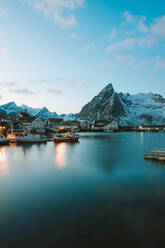 Scenic View of Lake mit schneebedeckten Berg im Hintergrund - EYF01380