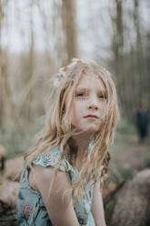 Porträt eines Mädchens im Wald - EYF01395