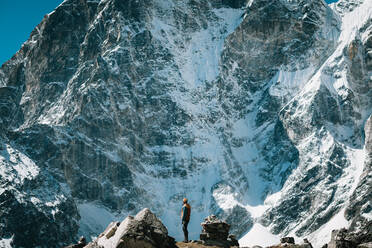 Mann im Winter auf dem Rocky Mountain stehend - EYF01396