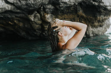 Frau schwimmt im Meer - EYF01445
