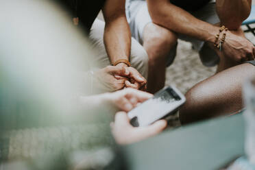 Nahaufnahme einer Person mit Mobiltelefon - EYF01456