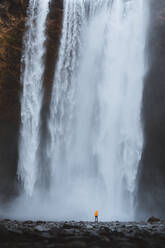 Scenic Ansicht des Wasserfalls im Wald - EYF01485
