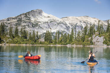 Mutter und Tochter genießen eine Bootsfahrt auf dem schönen blauen Alpensee - CAVF77453