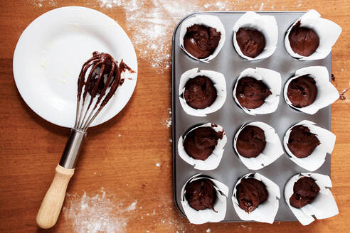 Der Schneebesen zum Mischen und Zubereiten von Schokoladen-Cupcakes und Muffins - CAVF77513