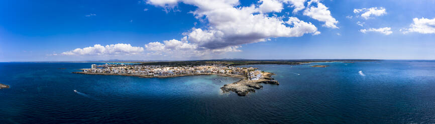 Spanien, Balearen, Colonia de Sant Jordi, Luftbildpanorama des Mittelmeers und der Stadt am Ufer der Bucht Cala Galiota im Sommer - AMF07920